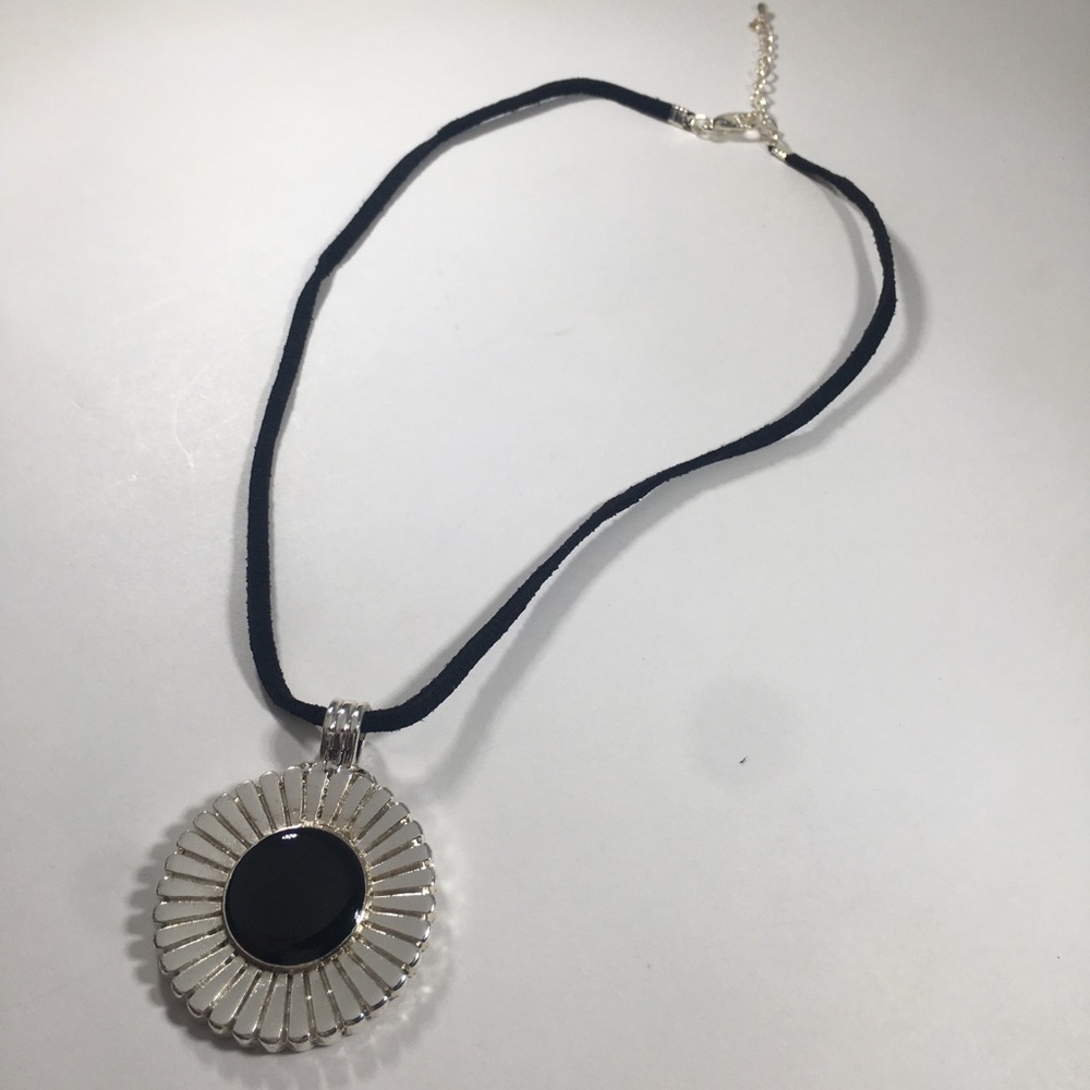 DAISY CORD NECKLACE